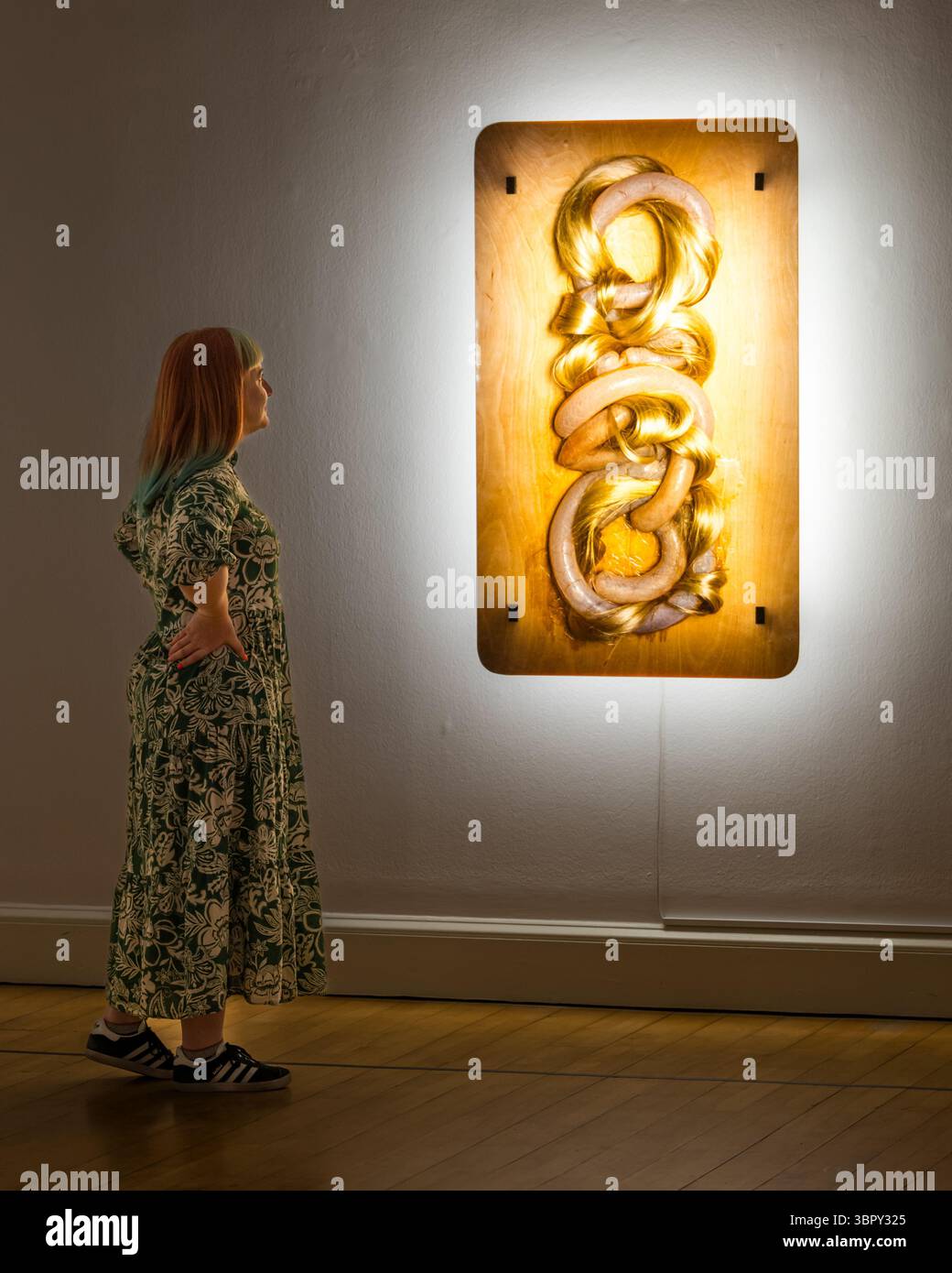 National Galleries of Scotland, Édimbourg, Écosse, Royaume-Uni, 10 juillet 2025, nouvelles salles d'exposition d'artistes à Modern One : la collection nationale itinérante entretenue conjointement par les National Galleries of Scotland et Tate, offre l'occasion de voir des œuvres fascinantes d'artistes pionniers de notre temps. Il s’agit notamment des expositions de Louise Bourgeois, Helen Chadwick et Robert Mapplethorpe : l’araignée géante de 3m de hauteur de Louise Bourgeois (1994), des œuvres d’Helen Chadwick et des autoportraits de Robert Mapplethorpe. Pic : Helen Chadwick’s Loop My Loop. Crédit : Sally Anderson/Alamy Live News Banque D'Images