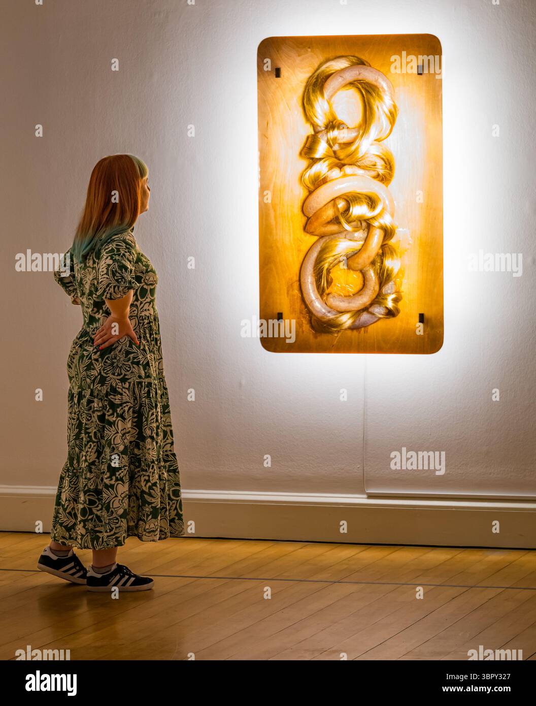 National Galleries of Scotland, Édimbourg, Écosse, Royaume-Uni, 10 juillet 2025, nouvelles salles d'exposition d'artistes à Modern One : la collection nationale itinérante entretenue conjointement par les National Galleries of Scotland et Tate, offre l'occasion de voir des œuvres fascinantes d'artistes pionniers de notre temps. Il s’agit notamment des expositions de Louise Bourgeois, Helen Chadwick et Robert Mapplethorpe : l’araignée géante de 3m de hauteur de Louise Bourgeois (1994), des œuvres d’Helen Chadwick et des autoportraits de Robert Mapplethorpe. Pic : Helen Chadwick’s Loop My Loop. Crédit : Sally Anderson/Alamy Live News Banque D'Images