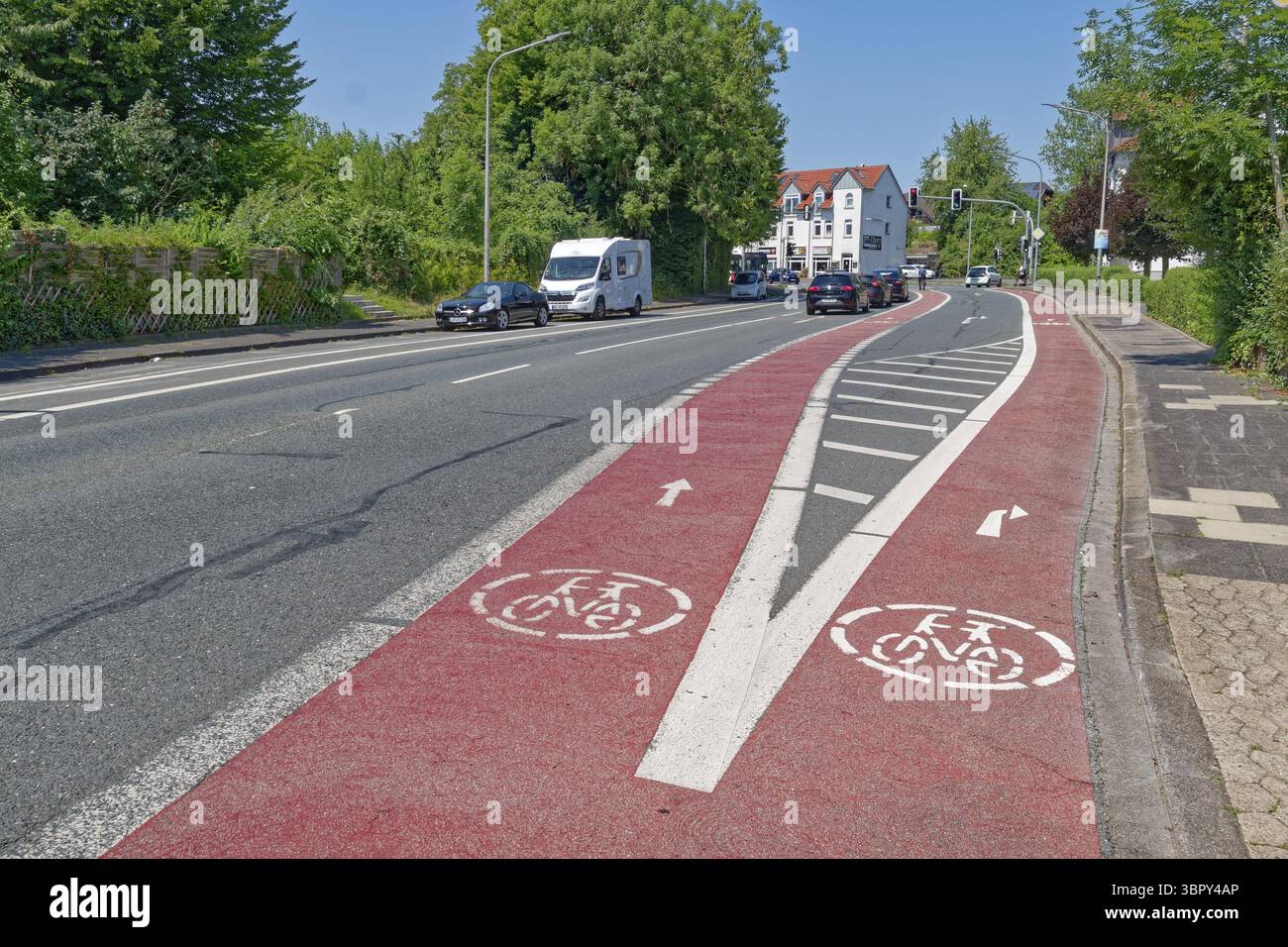 Voies cyclables divisées pour les cyclistes qui vont tout droit et qui tournent à droite devant un feu de circulation sur Herforder Strasse. La voie de virage à droite pour la moto Banque D'Images