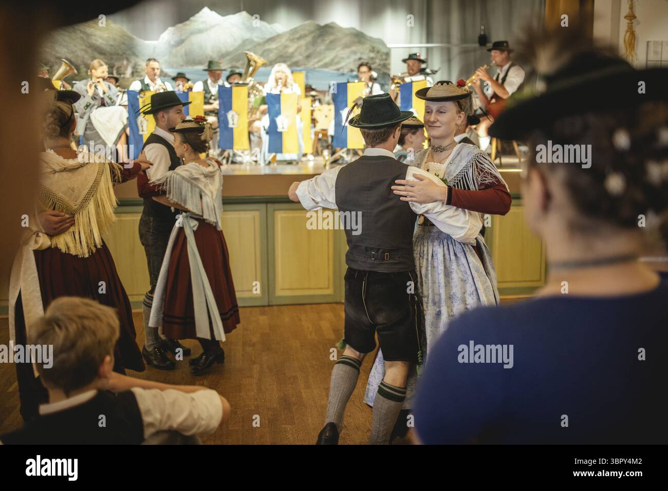 Costume traditionnel anniversaire du Trachtenverein Schliersee Stamm 1888, danse dans la salle du Bauerntheater, Schliersee, haute BAV Banque D'Images