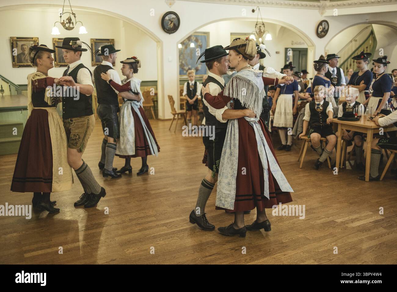 Costume traditionnel anniversaire du Trachtenverein Schliersee Stamm 1888, danse dans la salle du Bauerntheater, Schliersee, haute BAV Banque D'Images