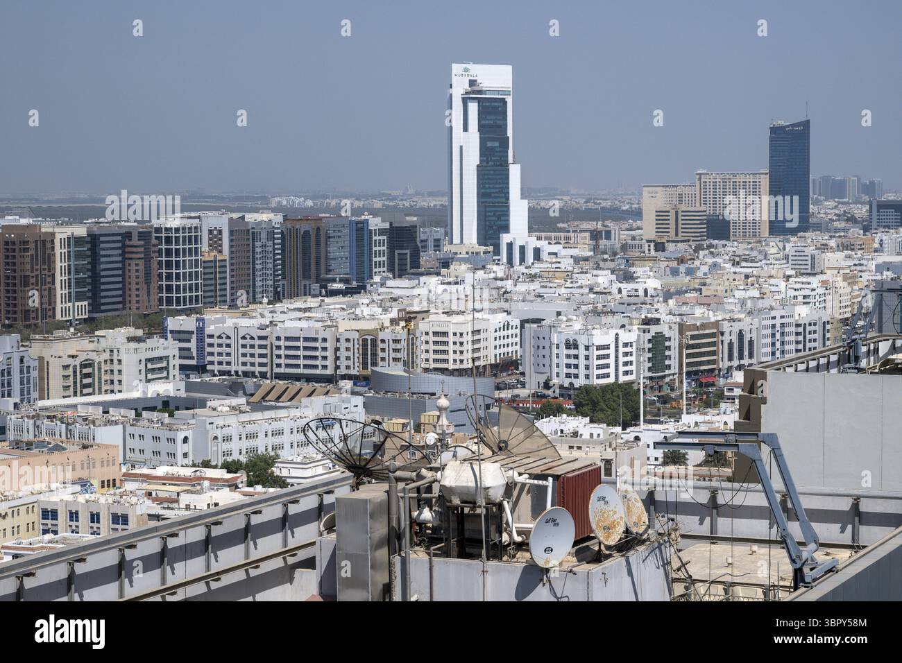 Toit de quartier résidentiel avec satellites, Abu Dhabi, Émirats arabes Unis Banque D'Images