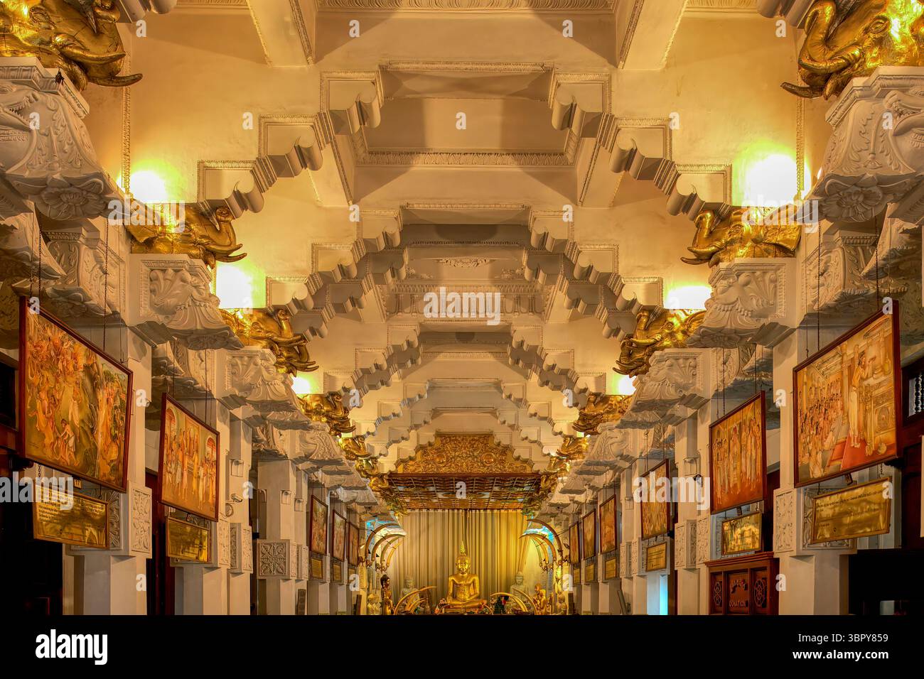 Temple de la relique sacrée de la dent ou Sri Dalada Maligawa, salle du nouveau sanctuaire ou Alut Maligawa, plafond, Kandy, Sri Lanka Banque D'Images