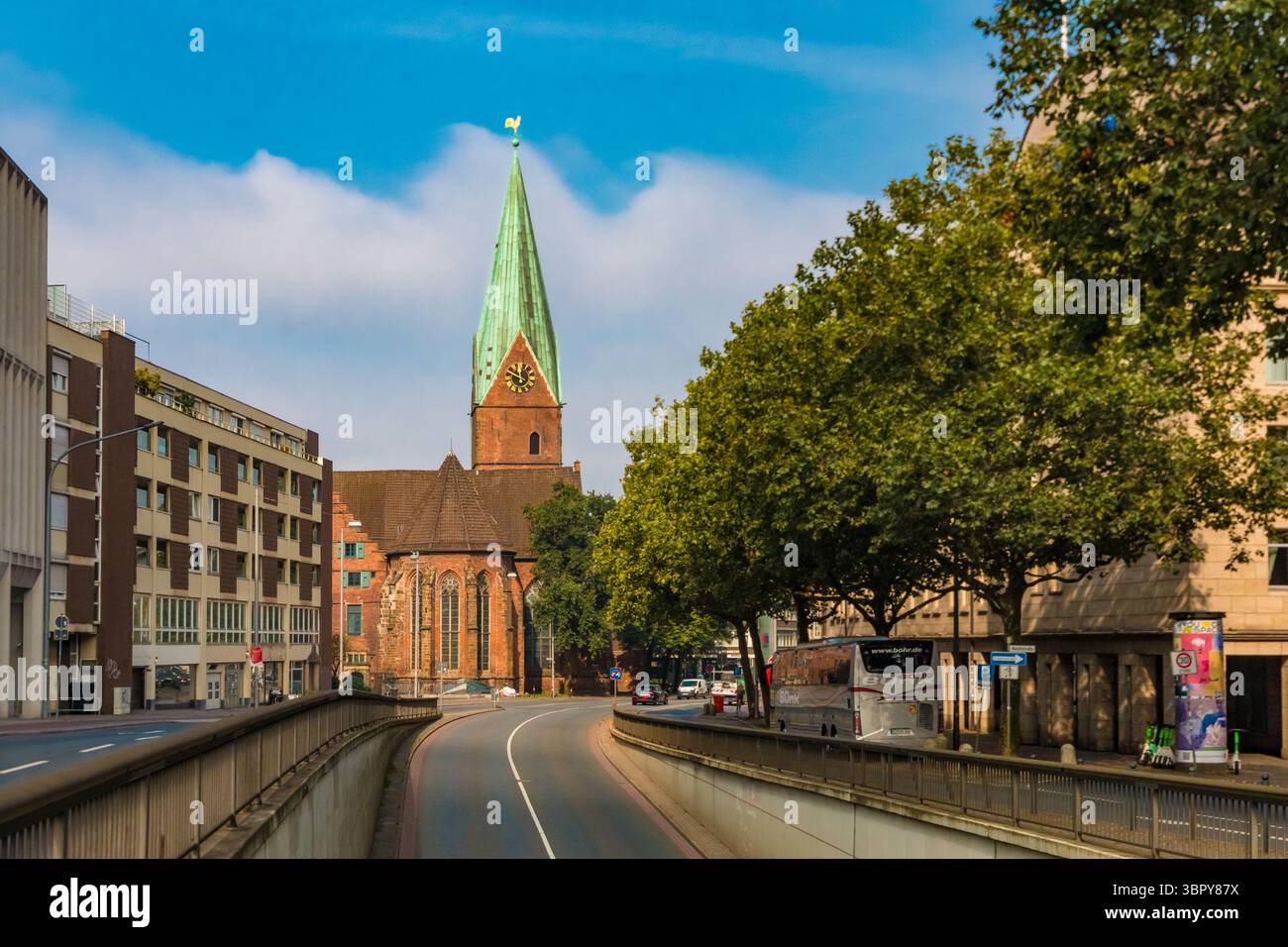 Belle vue depuis la rue Martinistraße de la célèbre église de prépari Martini dans la vieille ville de Brême. Le bâtiment gothique tardif en briques a subi de graves dommages... Banque D'Images