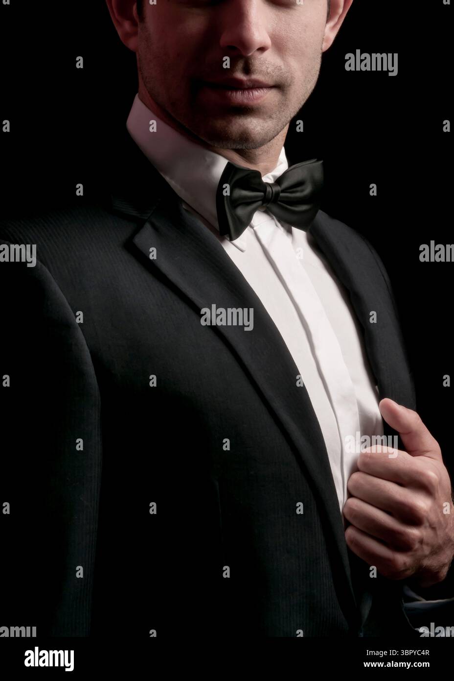 Un homme en smoking ajuste sa veste. Banque D'Images