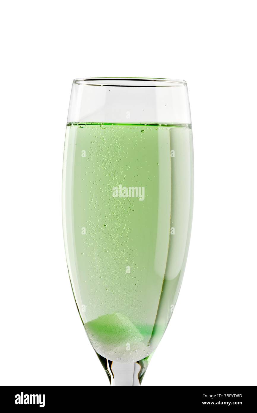 cocktail de champagne dans un verre de flûte sur fond blanc Banque D'Images