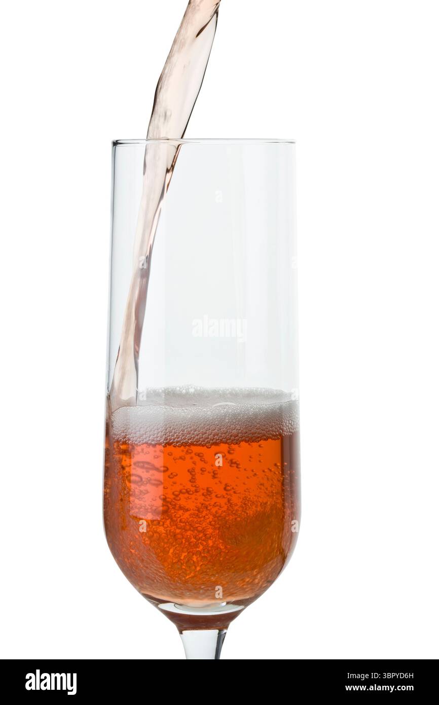 verser le cocktail de champagne rouge dans le verre de flûte sur fond blanc Banque D'Images