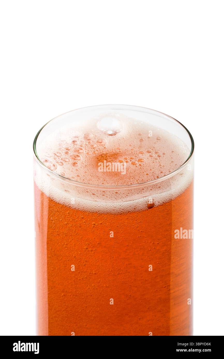 cocktail de champagne dans un verre de flûte sur fond blanc Banque D'Images