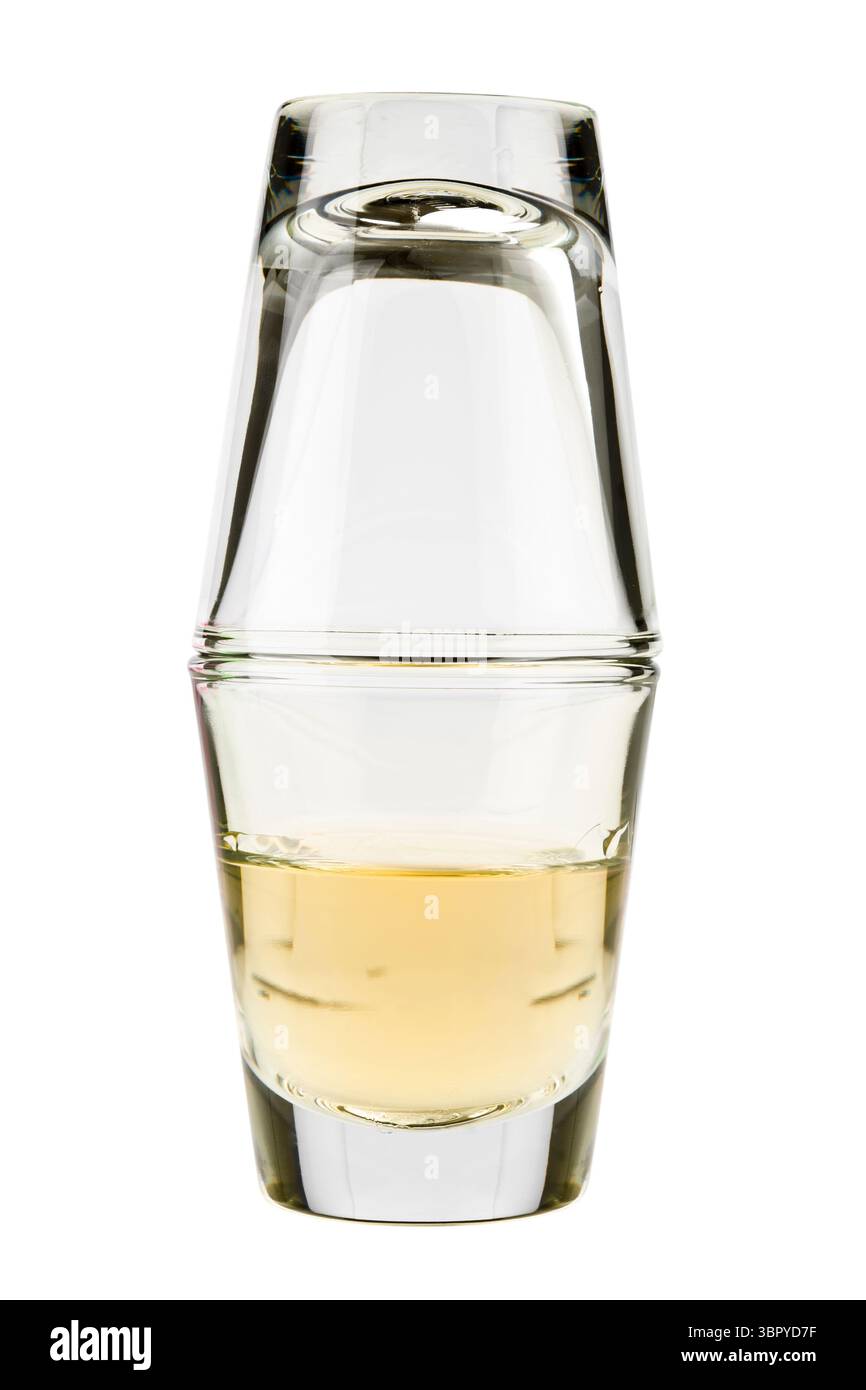 verre à grenaille de tequila, deux verres à grenaille l'un sur l'autre Banque D'Images