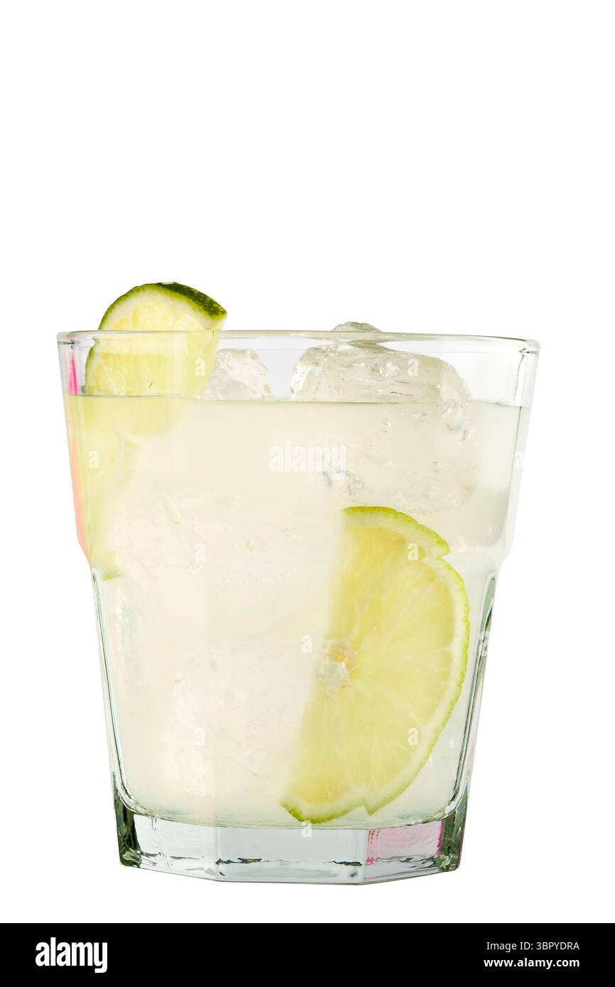 Cocktail Caipirinha avec des tranches de citron vert sur fond blanc Banque D'Images