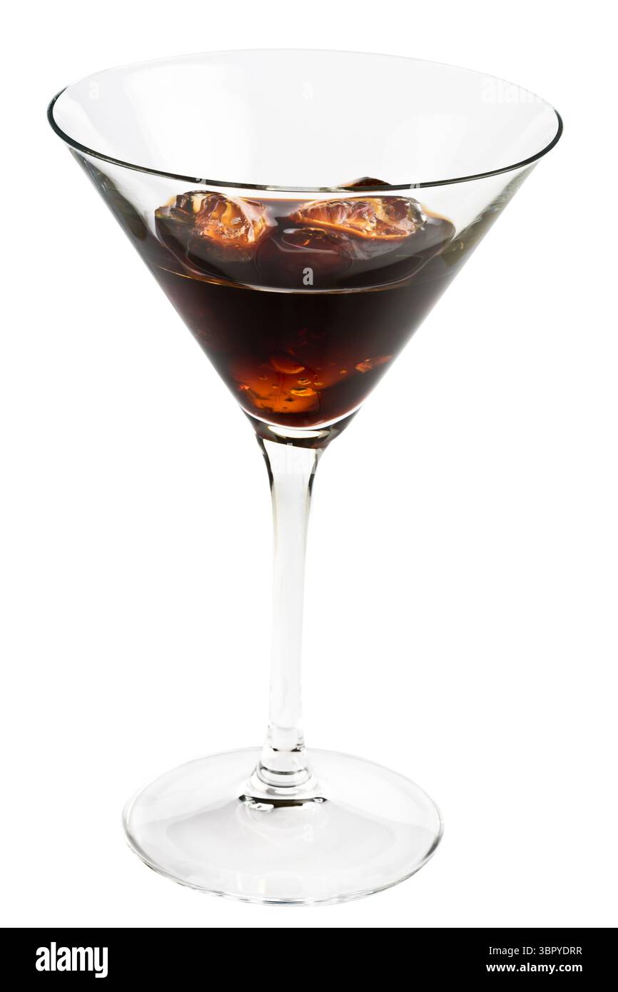 cocktail au chocolat avec des glaçons dans un verre à martini sur fond blanc Banque D'Images