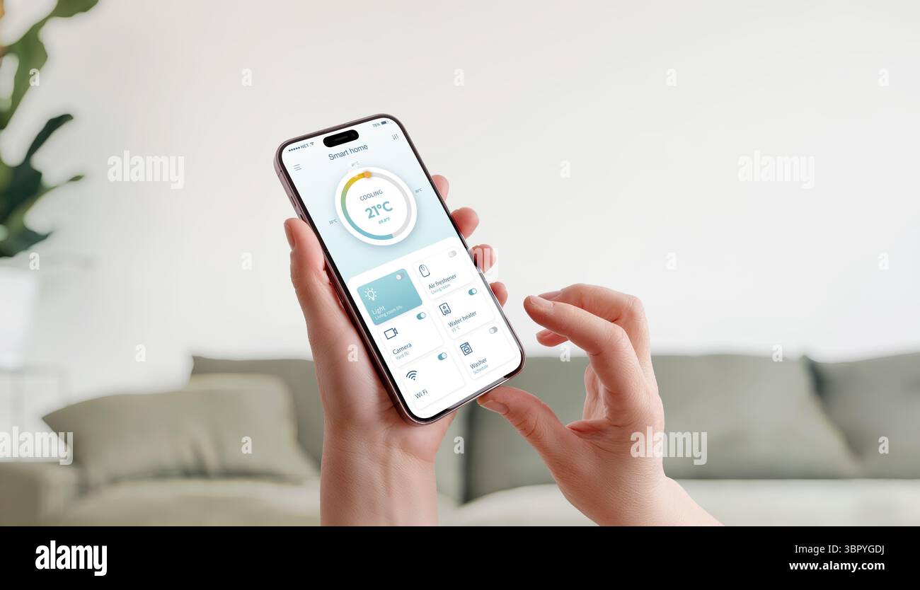 Interface maison intelligente sur smartphone montrant le contrôle de la température et les appareils connectés dans un espace de vie confortable Banque D'Images