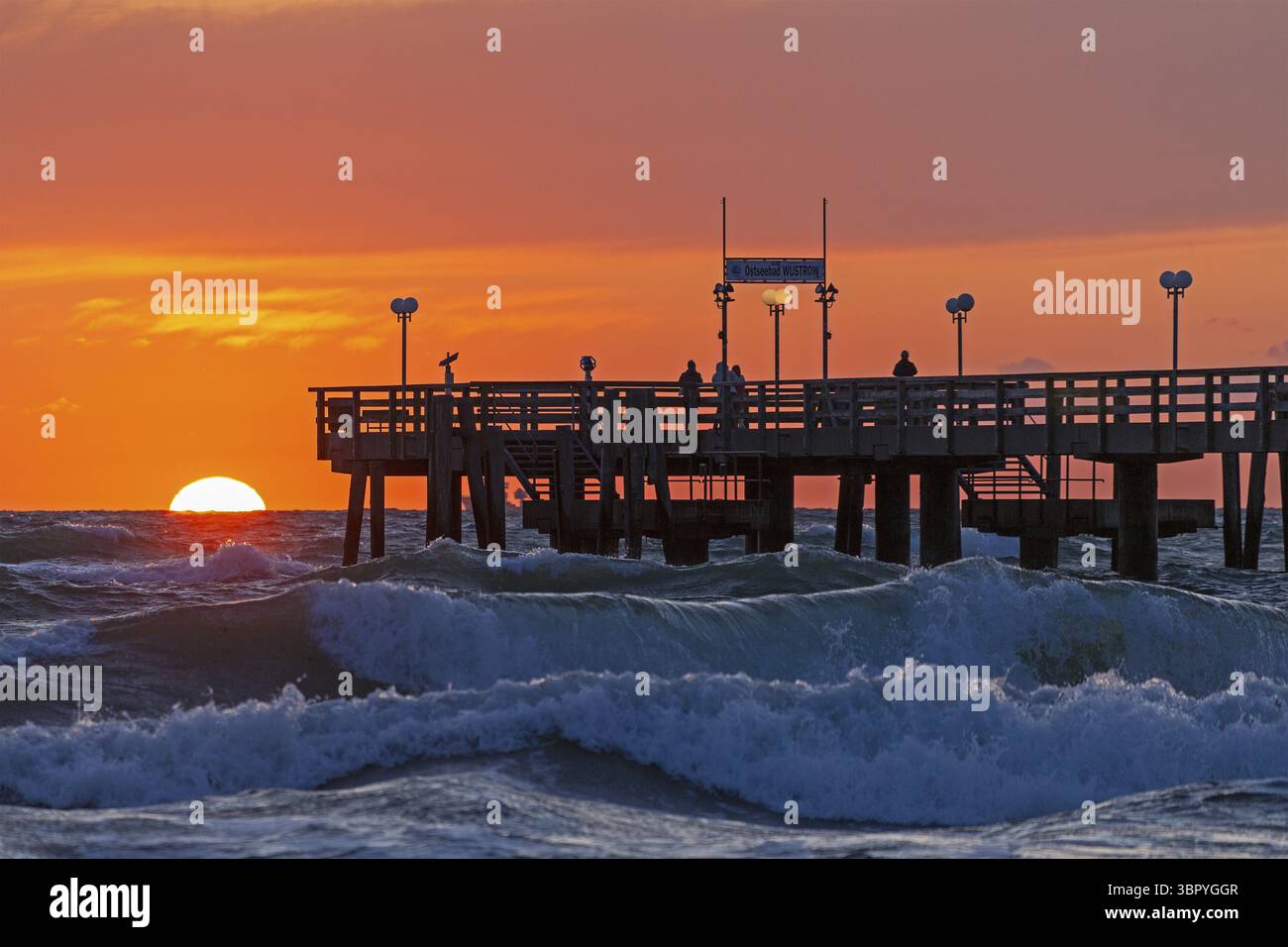 Coucher de soleil, jetée, vagues, houle, Wustrow, Fischland, Mecklembourg-Poméranie occidentale, Allemagne Banque D'Images