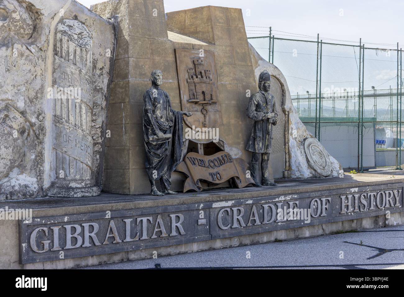 Berceau de l'histoire monument en face de l'aéroport de Gibraltar, Gibraltar, péninsule ibérique, territoire britannique d'outre-mer Banque D'Images Berceau de l'histoire monument en face de l'aéroport de Gibraltar, Gibraltar, péninsule ibérique, territoire britannique d'outre-mer Banque D'Images
