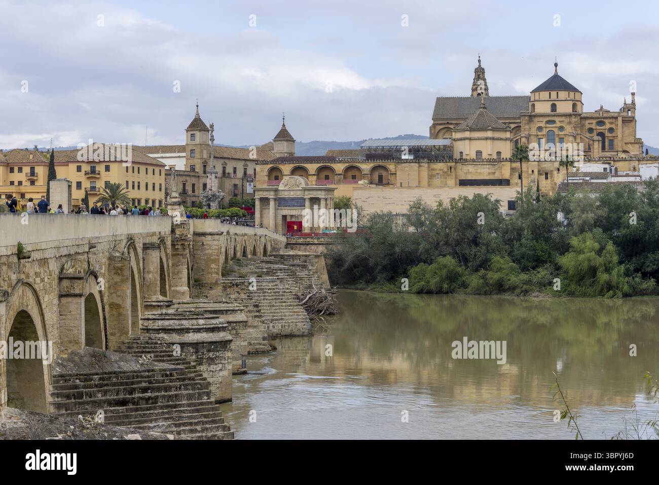 Le pont Puente Romano du 1er siècle C. sur la rivière Guadalquivir et en arrière-plan la cathédrale Mezquita-Catedral de Cordoue (Mosquée Banque D'Images Le pont Puente Romano du 1er siècle C. sur la rivière Guadalquivir et en arrière-plan la cathédrale Mezquita-Catedral de Cordoue (Mosquée Banque D'Images