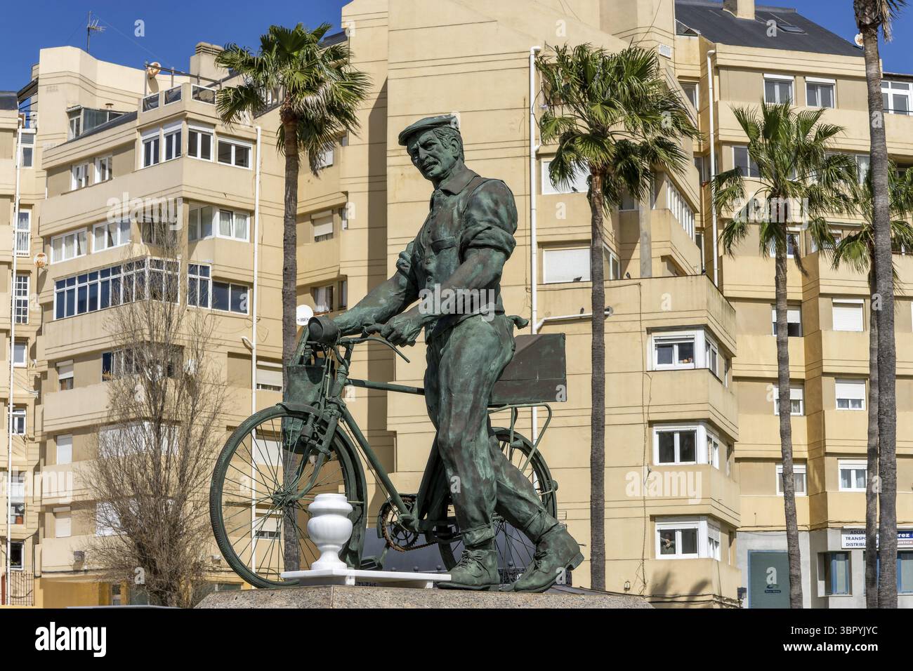 Sculpture monument aux ouvriers espagnols à Gibraltar, sculpture homme à vélo par l'artiste Nacho Falgueras, près de Gibraltar, la Linea de la Concep Banque D'Images