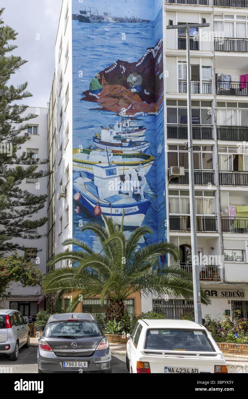 Énorme graffiti avec des bateaux sur la mer bleue sur les façades d'un gratte-ciel à Prol. Av. San Lorenzo, Estepona, Province de Malaga, Costa del sol, Andalus Banque D'Images Énorme graffiti avec des bateaux sur la mer bleue sur les façades d'un gratte-ciel à Prol. Av. San Lorenzo, Estepona, Province de Malaga, Costa del sol, Andalus Banque D'Images