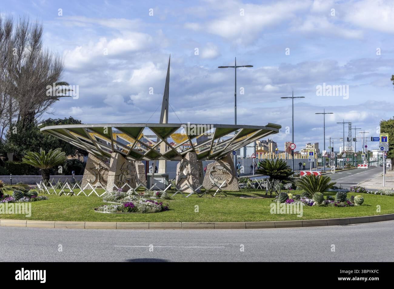 Sculpture artistique du cadran solaire sur l'avenue Winston Churchill près de l'aéroport de Gibraltar, Gibraltar, péninsule ibérique, territoire britannique d'outre-mer Banque D'Images