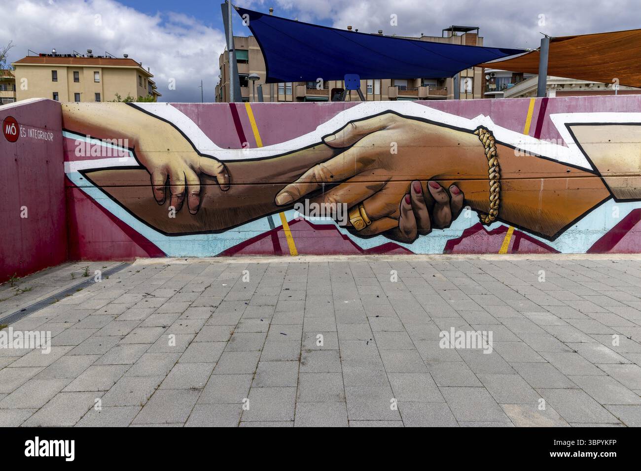 Grand graffiti long de mains de différentes couleurs de peau serrant la main sur un mur de béton à Carrer Primer de Maig, Montmelo, Barcelona, Barcelona prov Banque D'Images Grand graffiti long de mains de différentes couleurs de peau serrant la main sur un mur de béton à Carrer Primer de Maig, Montmelo, Barcelona, Barcelona prov Banque D'Images