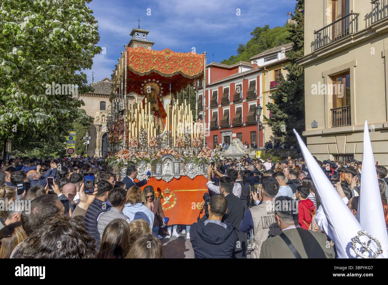 Procession de Pâques Semana Santa avec des autels décorés les Pasos et Nazarenos en vêtements blancs et capuches en dentelle sur leurs têtes dans le centre de l'ancien t Banque D'Images Procession de Pâques Semana Santa avec des autels décorés les Pasos et Nazarenos en vêtements blancs et capuches en dentelle sur leurs têtes dans le centre de l'ancien t Banque D'Images