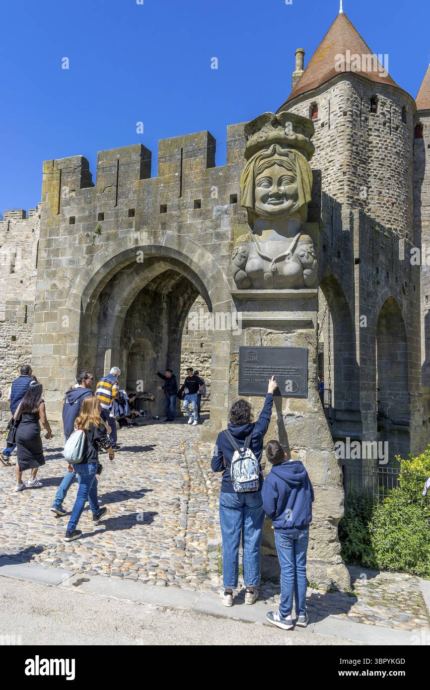 Porte Narbonnaise, porte d'entrée en forme de château dans le massif mur de défense de la cité médiévale fortifiée de la Cité médiévale et du buste de Dame CARC Banque D'Images Porte Narbonnaise, porte d'entrée en forme de château dans le massif mur de défense de la cité médiévale fortifiée de la Cité médiévale et du buste de Dame CARC Banque D'Images