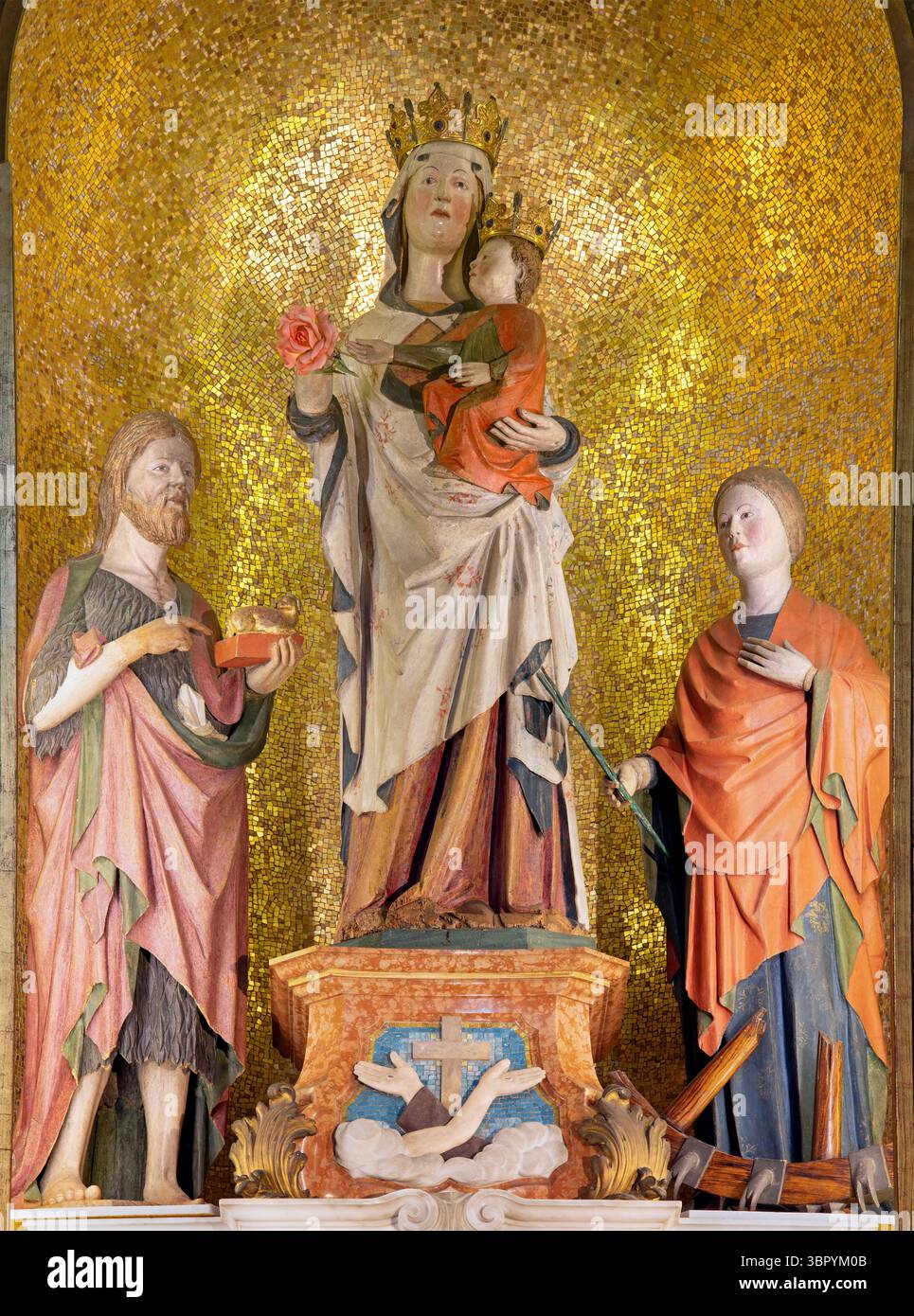 Piacenza - la statue polychrome sculptée de Madonna, en présence de Jean Baptiste et de Catherine dans l'église Basilica di Santa Maria di Campagna Banque D'Images Piacenza - la statue polychrome sculptée de Madonna, en présence de Jean Baptiste et de Catherine dans l'église Basilica di Santa Maria di Campagna Banque D'Images
