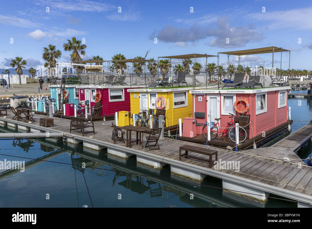 Péniches colorées dans le port de Puerto Alcaidesa Marina près de Gibraltar, la Linea de la Concepcion, Cadix, Andalousie, Espagne Banque D'Images Péniches colorées dans le port de Puerto Alcaidesa Marina près de Gibraltar, la Linea de la Concepcion, Cadix, Andalousie, Espagne Banque D'Images