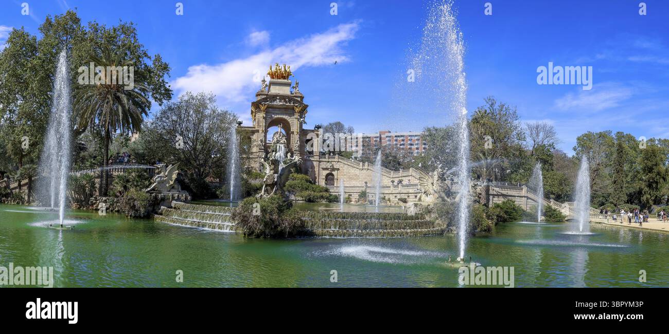 Photo panoramique du Parc de la Ciutadella avec fontaine la Cascada Monumental avec sculpture la naissance de Vénus et Quadriga de l'Aurora avec bleu Banque D'Images Photo panoramique du Parc de la Ciutadella avec fontaine la Cascada Monumental avec sculpture la naissance de Vénus et Quadriga de l'Aurora avec bleu Banque D'Images