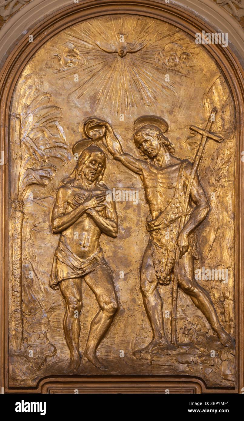 Bologne, Italie - 18 avril 2018 : Le relief du baptême de Jésus dans l'église Chiesa di San Benedetto de Luciano Minguzzi (1911-2004). Banque D'Images
