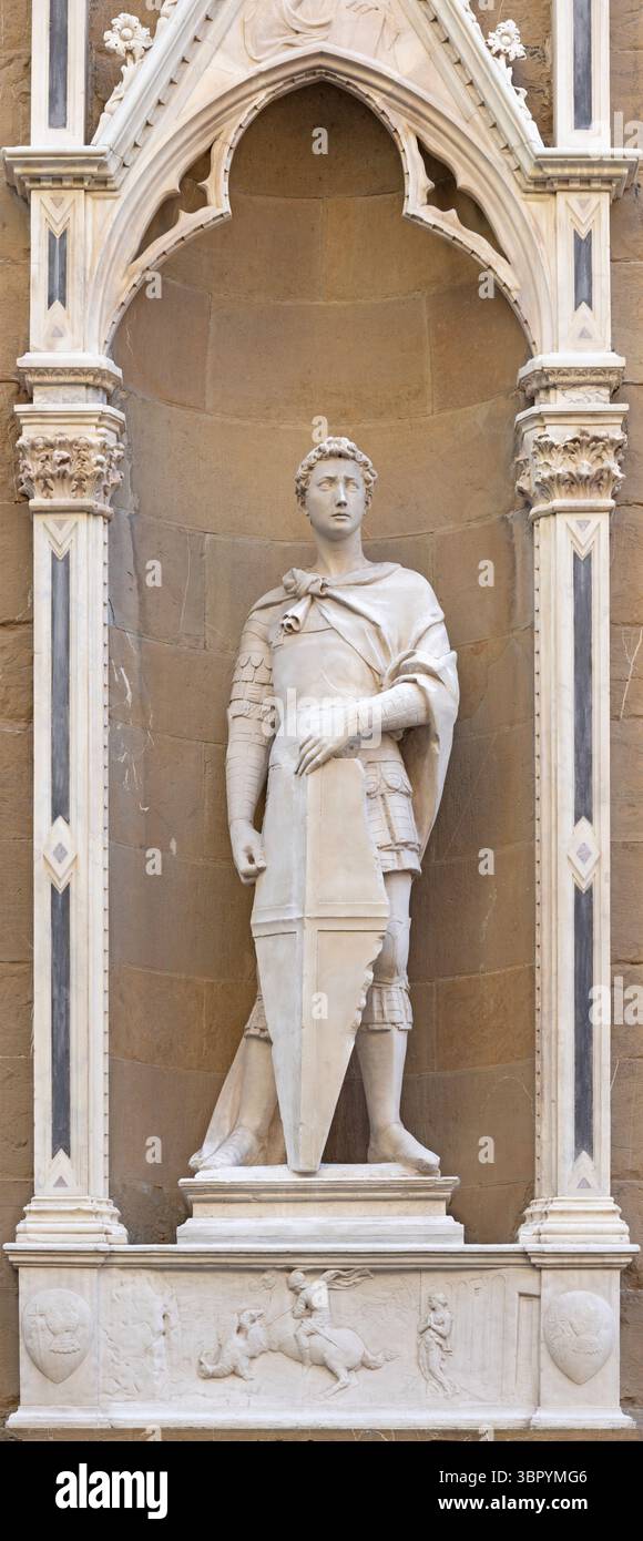 FLORENCE, ITALIE - 17 MARS 2025 : la statue réunie George sur la façade d'Orsanmichele par Donatello (1416). Banque D'Images