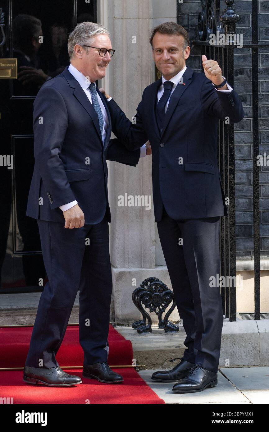 Londres, Royaume-Uni. 10 juillet 2025. Le premier ministre du Royaume-Uni Sir Keir Starmer rencontre le président de la France Emmanuel Macron devant le 10 Downing Street avant le sommet Royaume-Uni, France. (Photo de Phil Lewis/SOPA images/SIPA USA) crédit : SIPA USA/Alamy Live News Banque D'Images