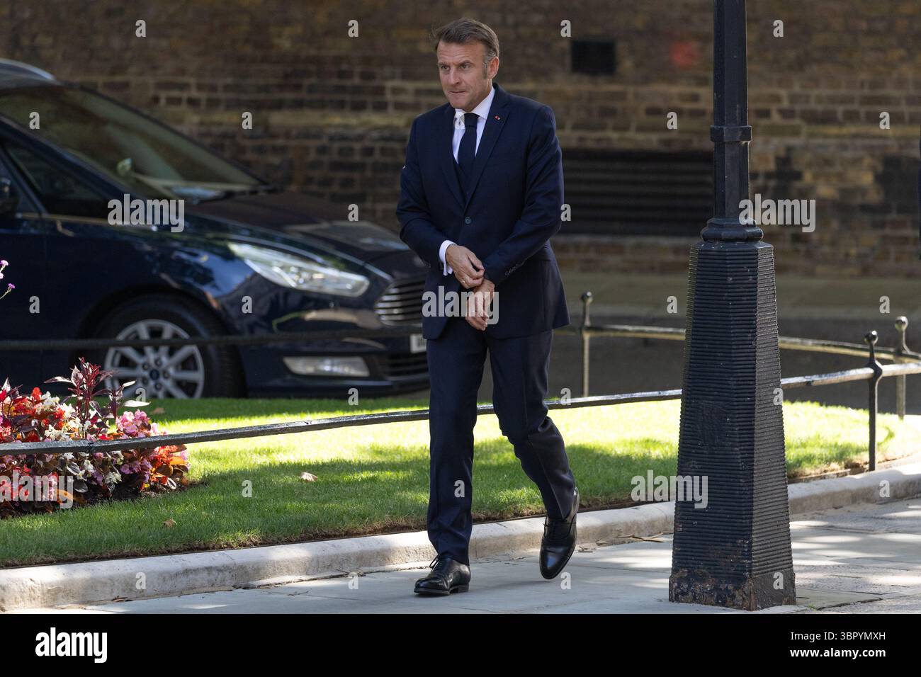Londres, Royaume-Uni. 10 juillet 2025. Le président de la République française Emmanuel Macron arrive au 10 Downing Street pour rencontrer le premier ministre Sir Keir Starmer. (Photo de Phil Lewis/SOPA images/SIPA USA) crédit : SIPA USA/Alamy Live News Banque D'Images