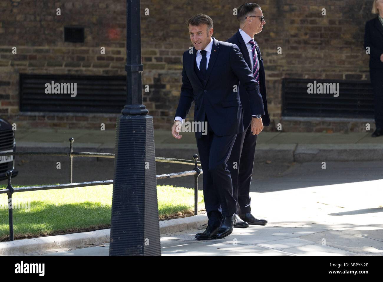 Londres, Royaume-Uni. 10 juillet 2025. Le président de la République française Emmanuel Macron arrive au 10 Downing Street pour rencontrer le premier ministre Sir Keir Starmer. (Photo de Phil Lewis/SOPA images/SIPA USA) crédit : SIPA USA/Alamy Live News Banque D'Images