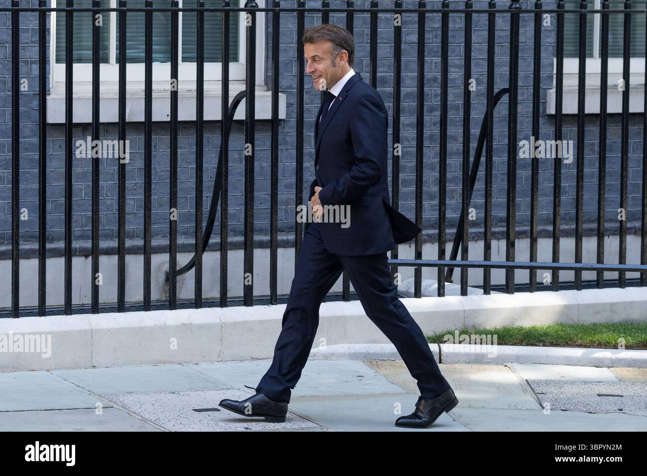 Londres, Royaume-Uni. 10 juillet 2025. Le président de la République française Emmanuel Macron arrive au 10 Downing Street pour rencontrer le premier ministre Sir Keir Starmer. (Photo de Phil Lewis/SOPA images/SIPA USA) crédit : SIPA USA/Alamy Live News Banque D'Images