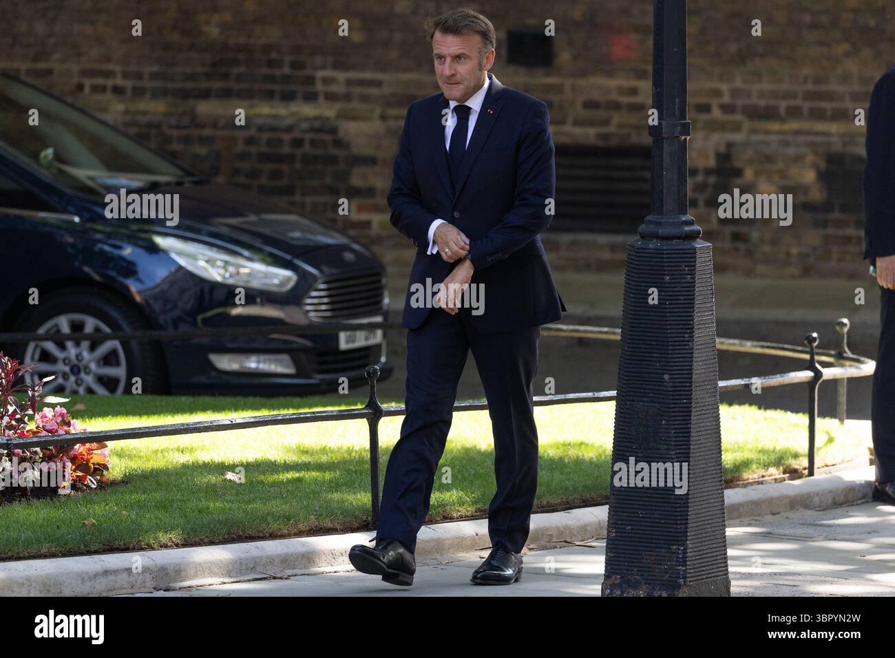 Londres, Royaume-Uni. 10 juillet 2025. Le président de la République française Emmanuel Macron arrive au 10 Downing Street pour rencontrer le premier ministre Sir Keir Starmer. (Photo de Phil Lewis/SOPA images/SIPA USA) crédit : SIPA USA/Alamy Live News Banque D'Images