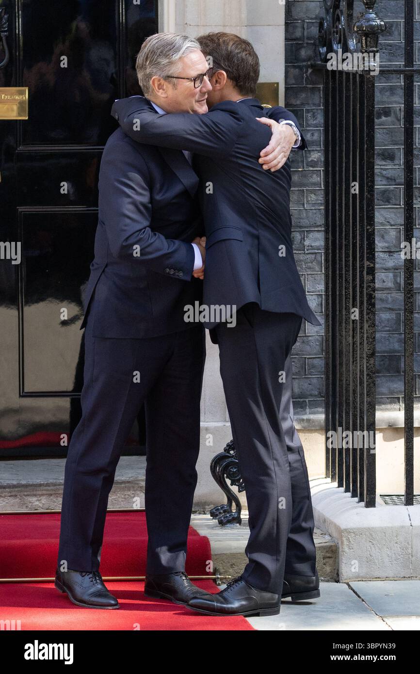 Londres, Royaume-Uni. 10 juillet 2025. Le premier ministre du Royaume-Uni Sir Keir Starmer rencontre le président de la France Emmanuel Macron devant le 10 Downing Street avant le sommet Royaume-Uni, France. (Photo de Phil Lewis/SOPA images/SIPA USA) crédit : SIPA USA/Alamy Live News Banque D'Images