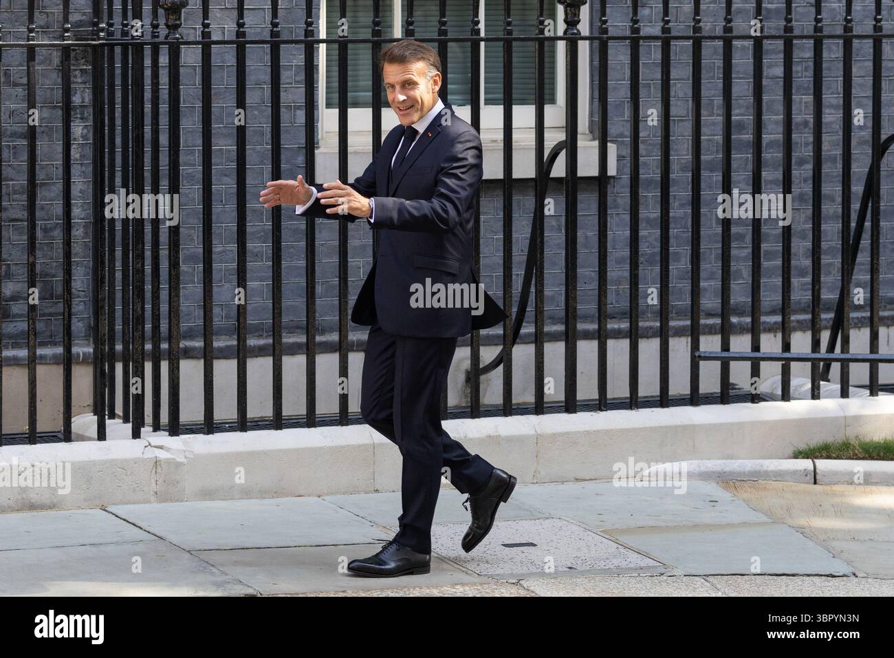 Londres, Royaume-Uni. 10 juillet 2025. Le président de la République française Emmanuel Macron arrive au 10 Downing Street pour rencontrer le premier ministre Sir Keir Starmer. (Photo de Phil Lewis/SOPA images/SIPA USA) crédit : SIPA USA/Alamy Live News Banque D'Images