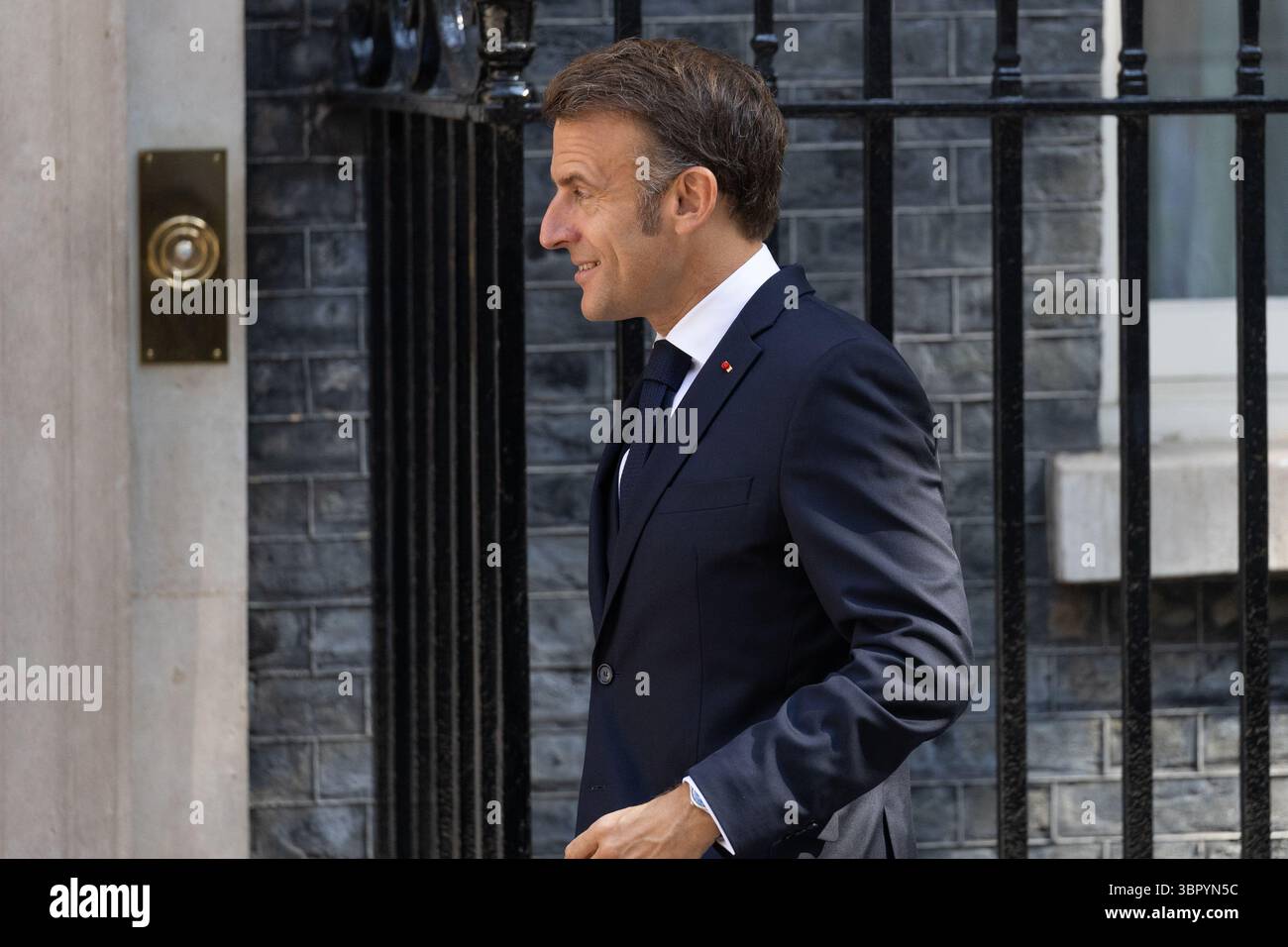 Londres, Royaume-Uni. 10 juillet 2025. Le président de la République française Emmanuel Macron arrive au 10 Downing Street pour rencontrer le premier ministre Sir Keir Starmer. (Photo de Phil Lewis/SOPA images/SIPA USA) crédit : SIPA USA/Alamy Live News Banque D'Images