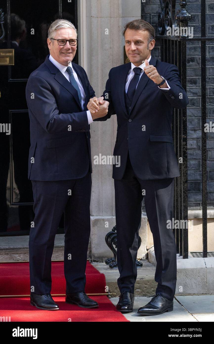 Londres, Royaume-Uni. 10 juillet 2025. Le premier ministre du Royaume-Uni Sir Keir Starmer rencontre le président de la France Emmanuel Macron devant le 10 Downing Street avant le sommet Royaume-Uni, France. (Photo de Phil Lewis/SOPA images/SIPA USA) crédit : SIPA USA/Alamy Live News Banque D'Images