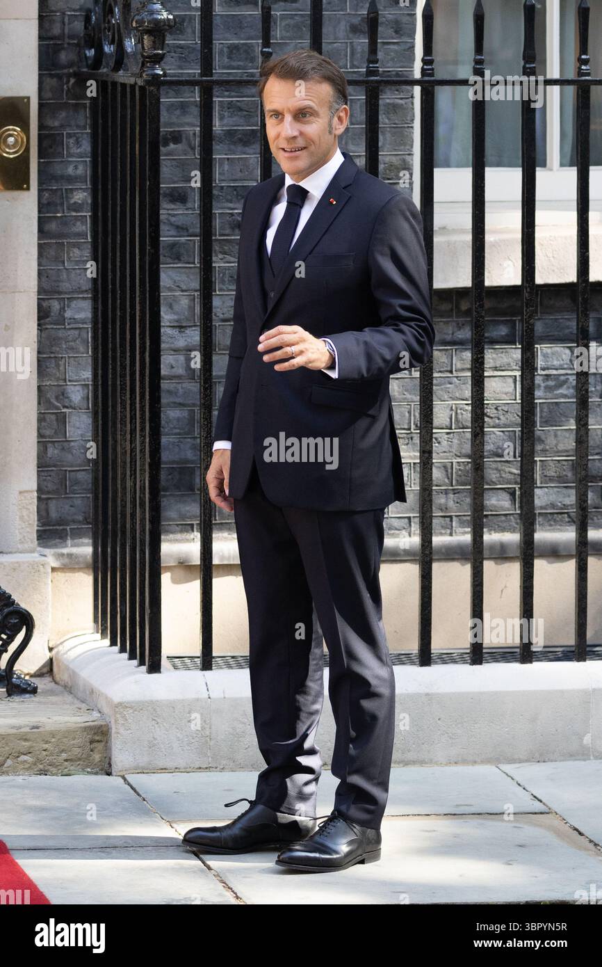 Londres, Royaume-Uni. 10 juillet 2025. Le président de la République française Emmanuel Macron arrive au 10 Downing Street pour rencontrer le premier ministre Sir Keir Starmer. (Photo de Phil Lewis/SOPA images/SIPA USA) crédit : SIPA USA/Alamy Live News Banque D'Images