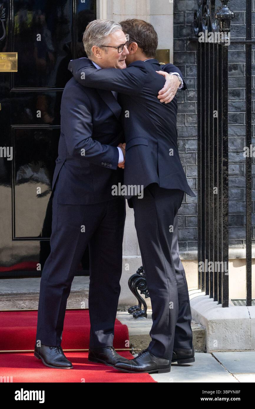 Londres, Royaume-Uni. 10 juillet 2025. Le premier ministre du Royaume-Uni Sir Keir Starmer rencontre le président de la France Emmanuel Macron devant le 10 Downing Street avant le sommet Royaume-Uni, France. (Photo de Phil Lewis/SOPA images/SIPA USA) crédit : SIPA USA/Alamy Live News Banque D'Images