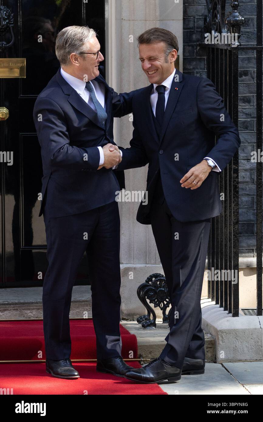 Londres, Royaume-Uni. 10 juillet 2025. Le premier ministre du Royaume-Uni Sir Keir Starmer rencontre le président de la France Emmanuel Macron devant le 10 Downing Street avant le sommet Royaume-Uni, France. (Photo de Phil Lewis/SOPA images/SIPA USA) crédit : SIPA USA/Alamy Live News Banque D'Images