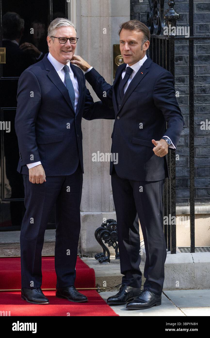 Londres, Royaume-Uni. 10 juillet 2025. Le premier ministre du Royaume-Uni Sir Keir Starmer rencontre le président de la France Emmanuel Macron devant le 10 Downing Street avant le sommet Royaume-Uni, France. (Photo de Phil Lewis/SOPA images/SIPA USA) crédit : SIPA USA/Alamy Live News Banque D'Images