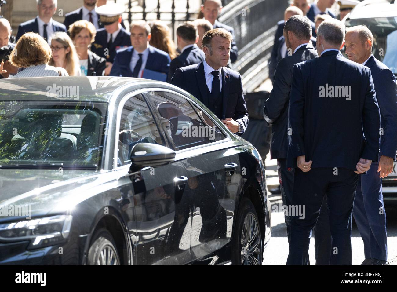 Londres, Royaume-Uni. 10 juillet 2025. Le président de la République française Emmanuel Macron arrive au 10 Downing Street pour rencontrer le premier ministre Sir Keir Starmer. (Photo de Phil Lewis/SOPA images/SIPA USA) crédit : SIPA USA/Alamy Live News Banque D'Images