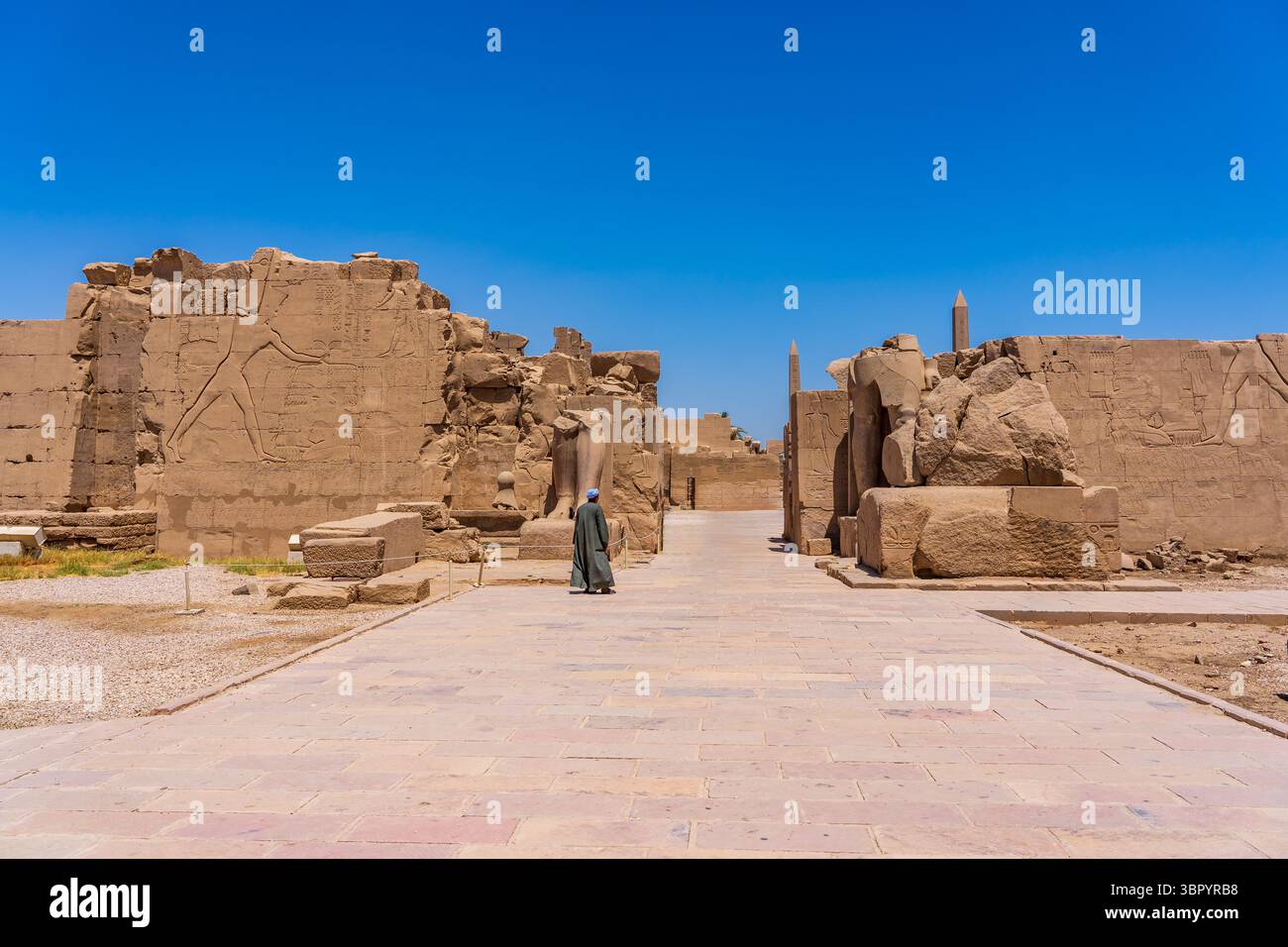 Reliefs sur le septième pylône dédié à Thoutmôsis III montrant des scènes de guerre, complexe du temple de Karnak, Louxor Banque D'Images