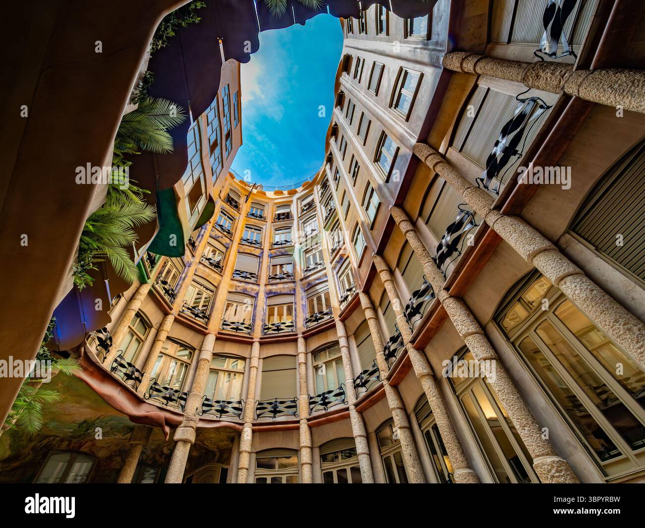 Regardant vers le ciel depuis la cour intérieure circulaire de la Casa Milà (la Pedrera) de Gaudí, un chef-d'œuvre du design moderniste, Barcelone. Banque D'Images