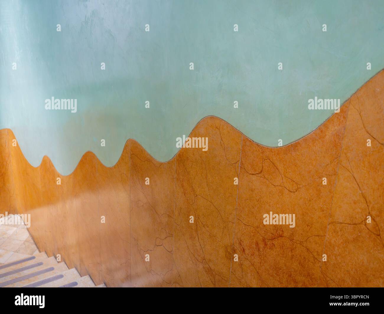 Un détail panoramique des murs peints ondulés inspirés de la nature d'un escalier de service à Casa Milà (la Pedrera) par Gaudí, Barcelone. Banque D'Images