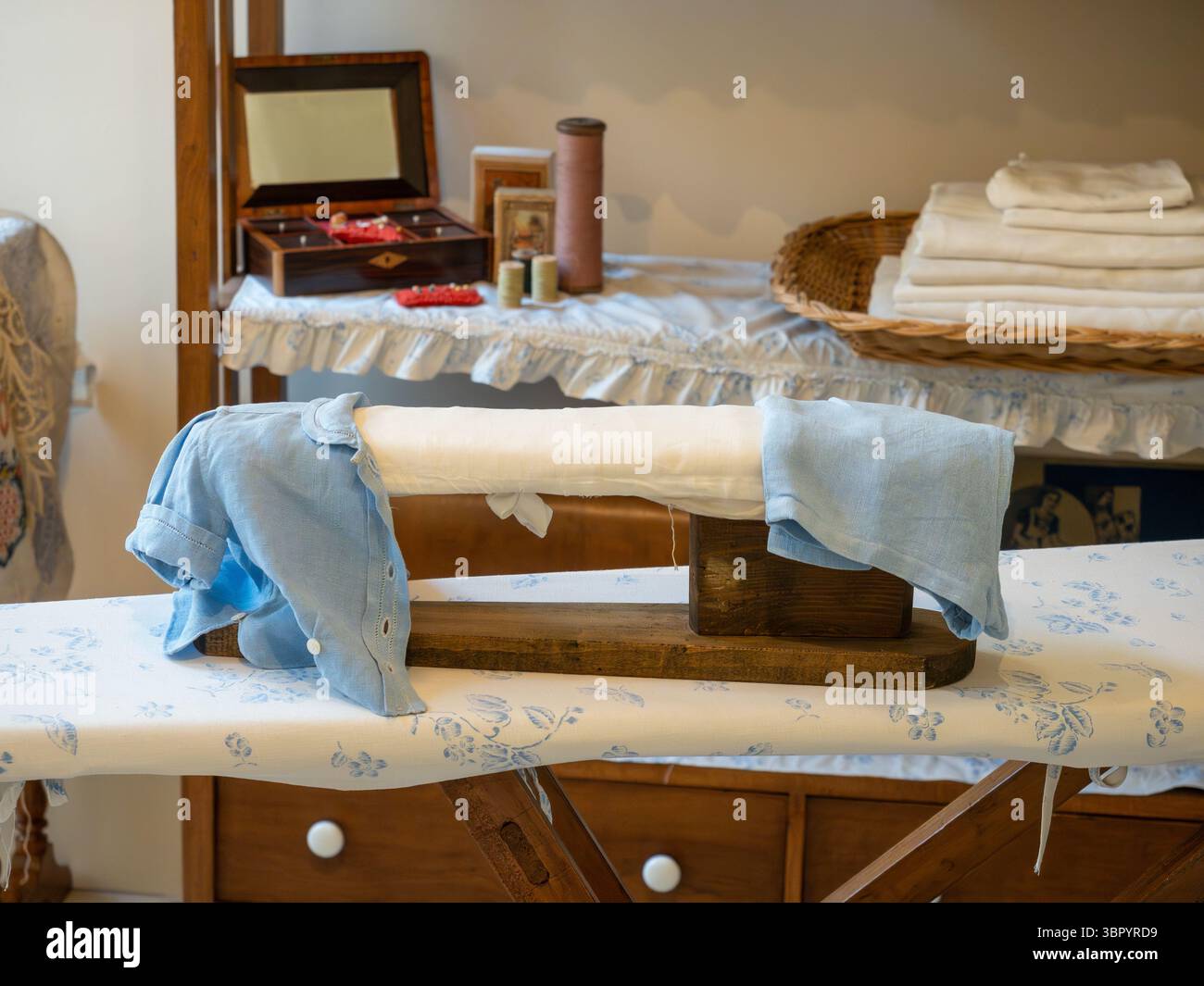 Une planche à repasser vintage et des draps dans la buanderie de l'appartement d'époque à la Casa Milà de Gaudí (la Pedrera), Barcelone, Espagne. Banque D'Images