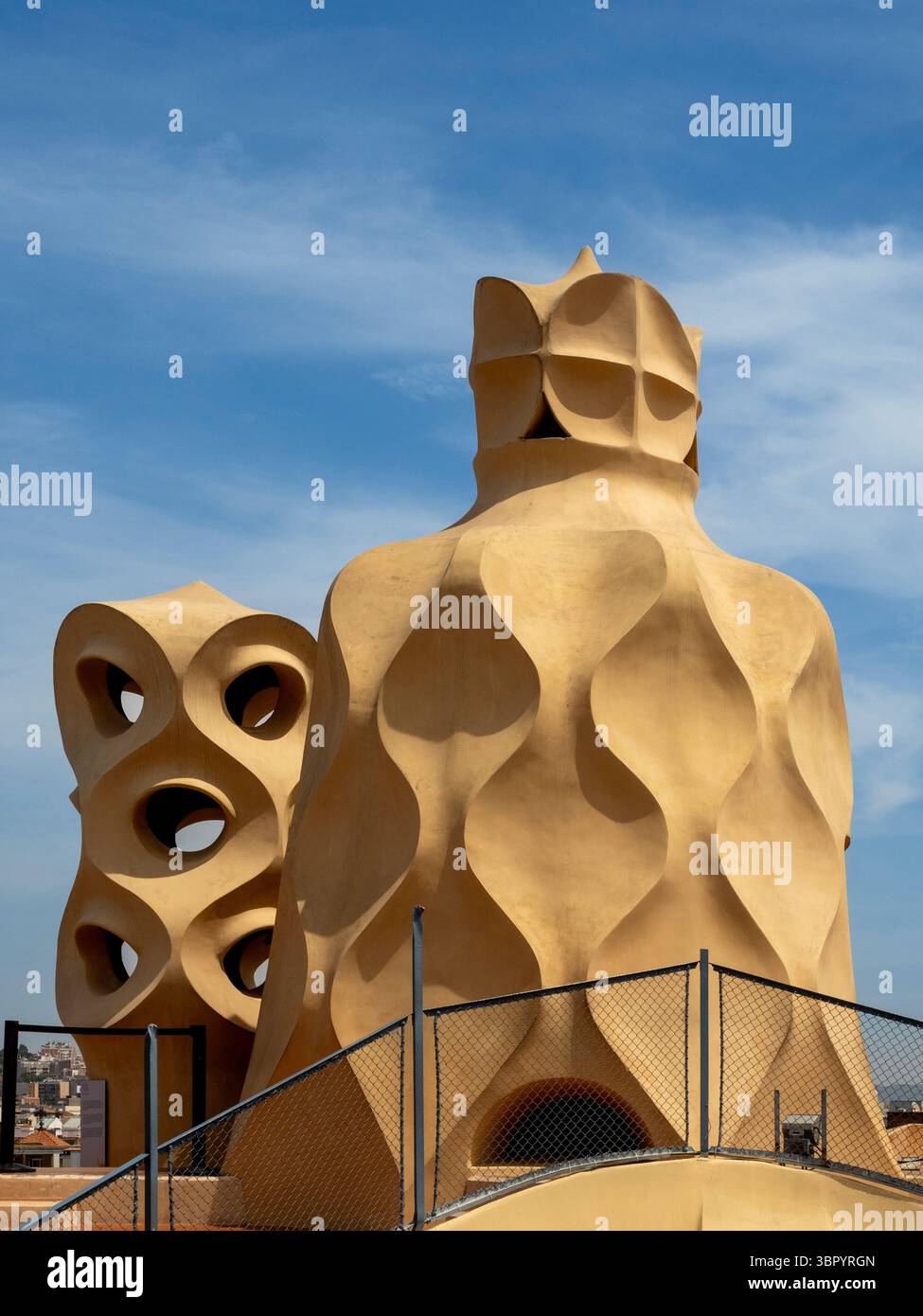 Les formes sculpturales emblématiques des tours de ventilation sur le toit-terrasse de Casa Milà (la Pedrera), un chef-d'œuvre moderniste à Barcelone, en Espagne. Banque D'Images