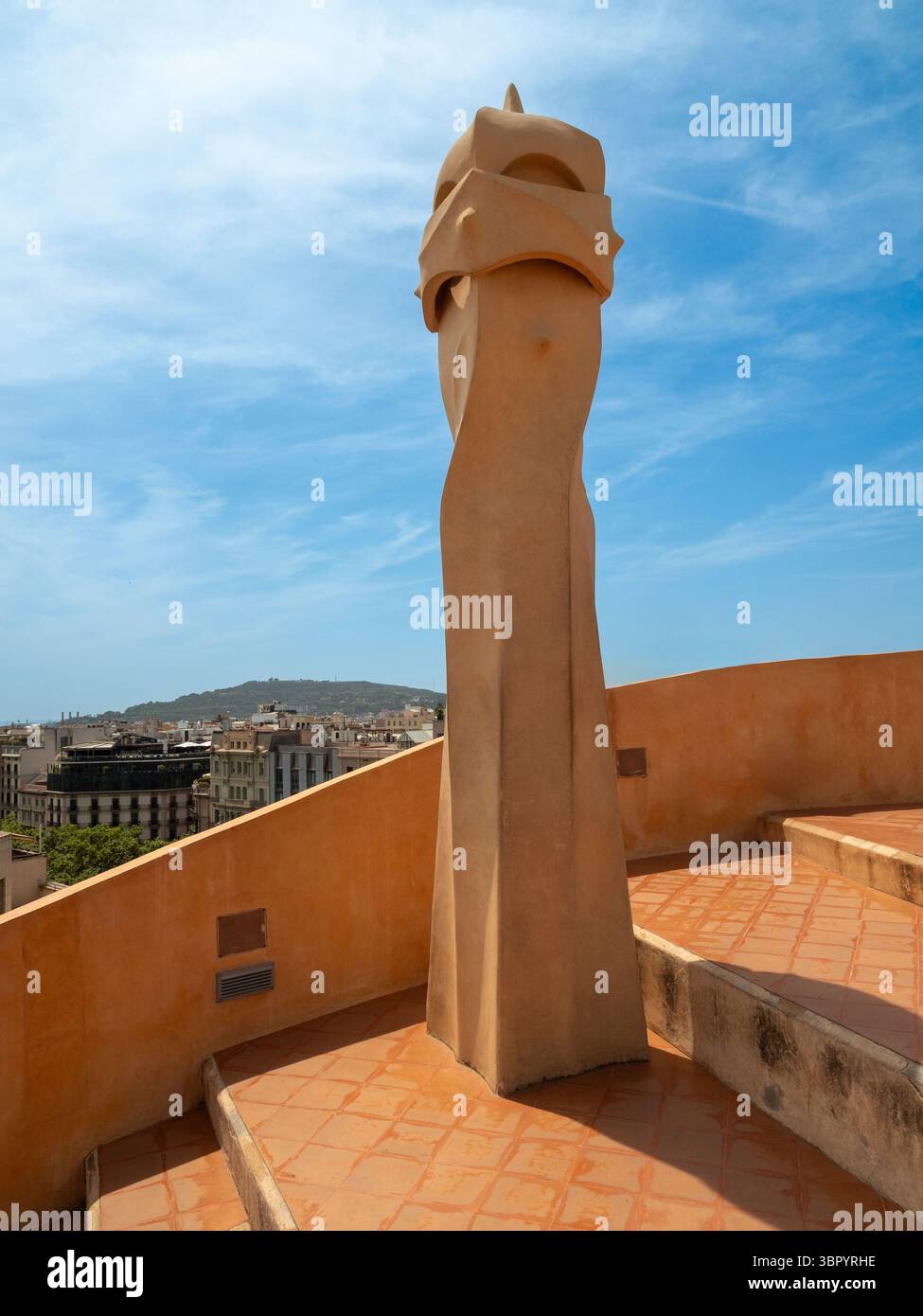 Une seule cheminée sculpturale torsadée avec des formes organiques sur l'emblématique terrasse sur le toit de la Casa Milà (la Pedrera) par Gaudí, Barcelone, Espagne. Banque D'Images